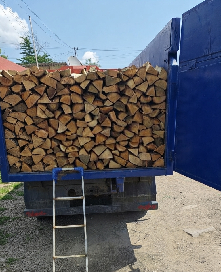 Дрова у фургоні