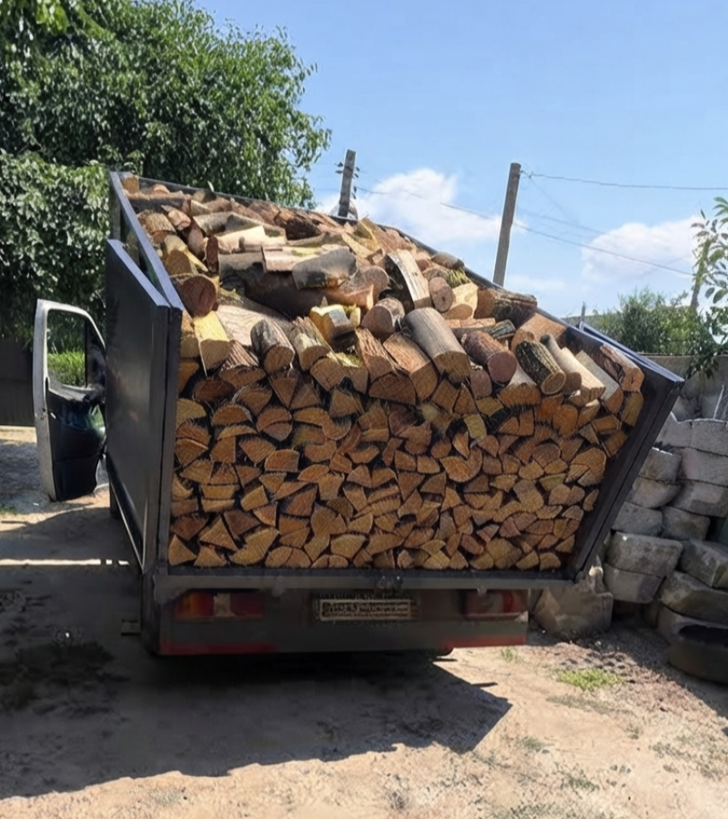 Дрова у мікроавтобусі